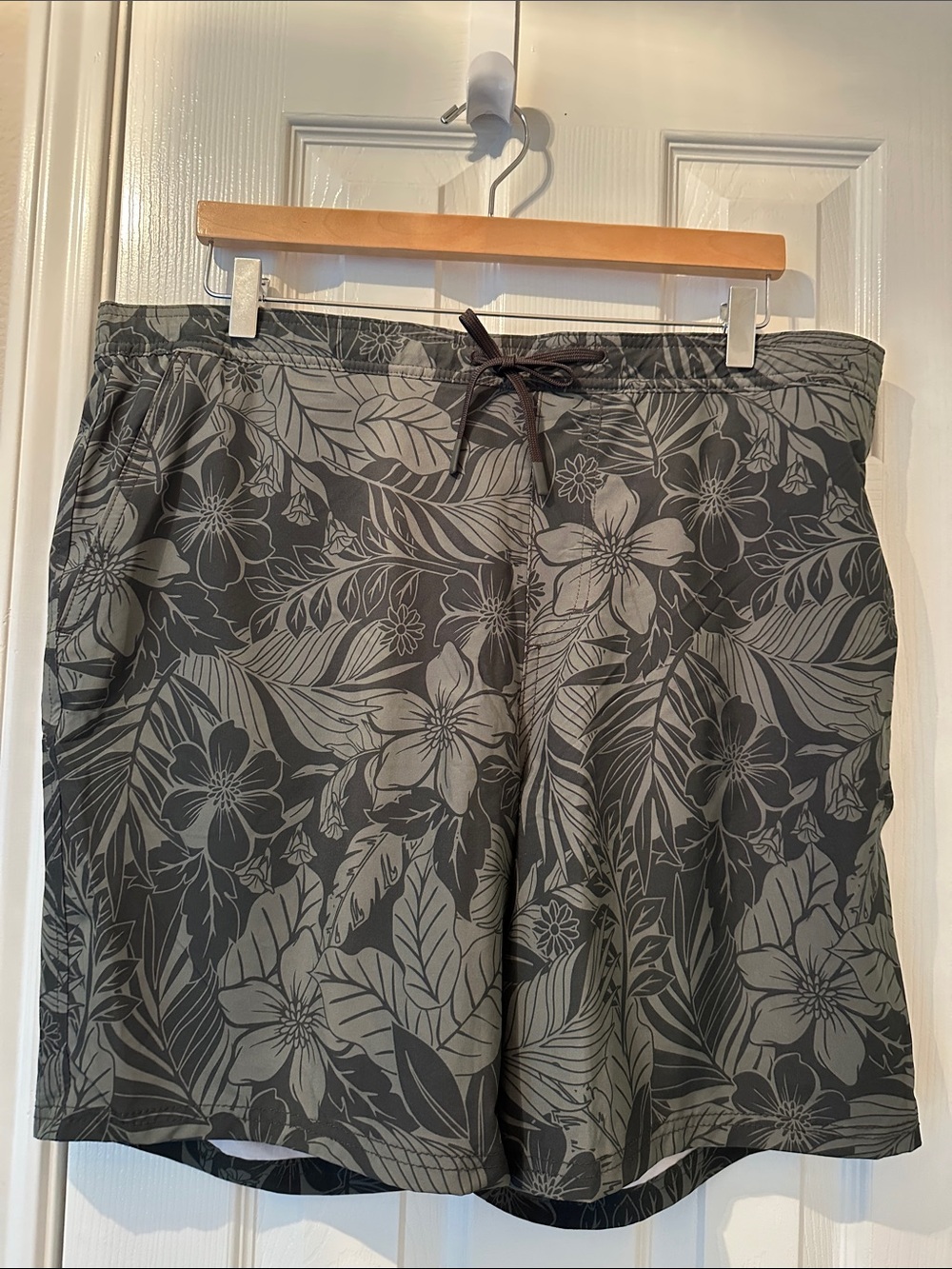 Kirkland Signature Green Floral Leaf Tropical Men's Swim Shorts